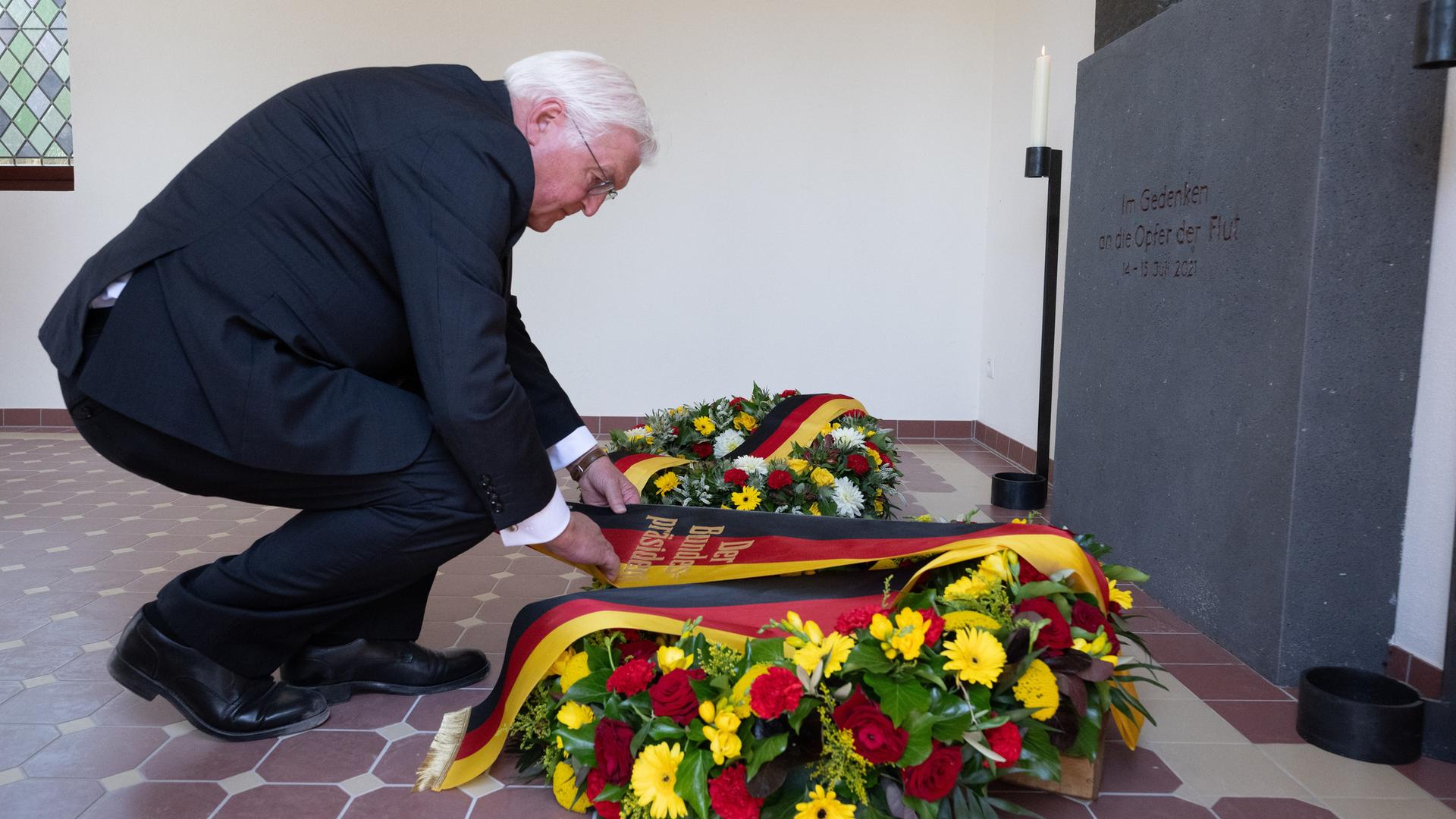 Bundespräsident Frank-Walter Steinmeier legt in der Kapelle des Friedhofs in Ahrweiler einen Kranz für die Opfer der Flutkatastrophe nieder. Bundespräsident Frank-Walter Steinmeier legt in der Kapelle des Friedhofs in Ahrweiler einen Kranz für die Opfer der Flutkatastrophe nieder.