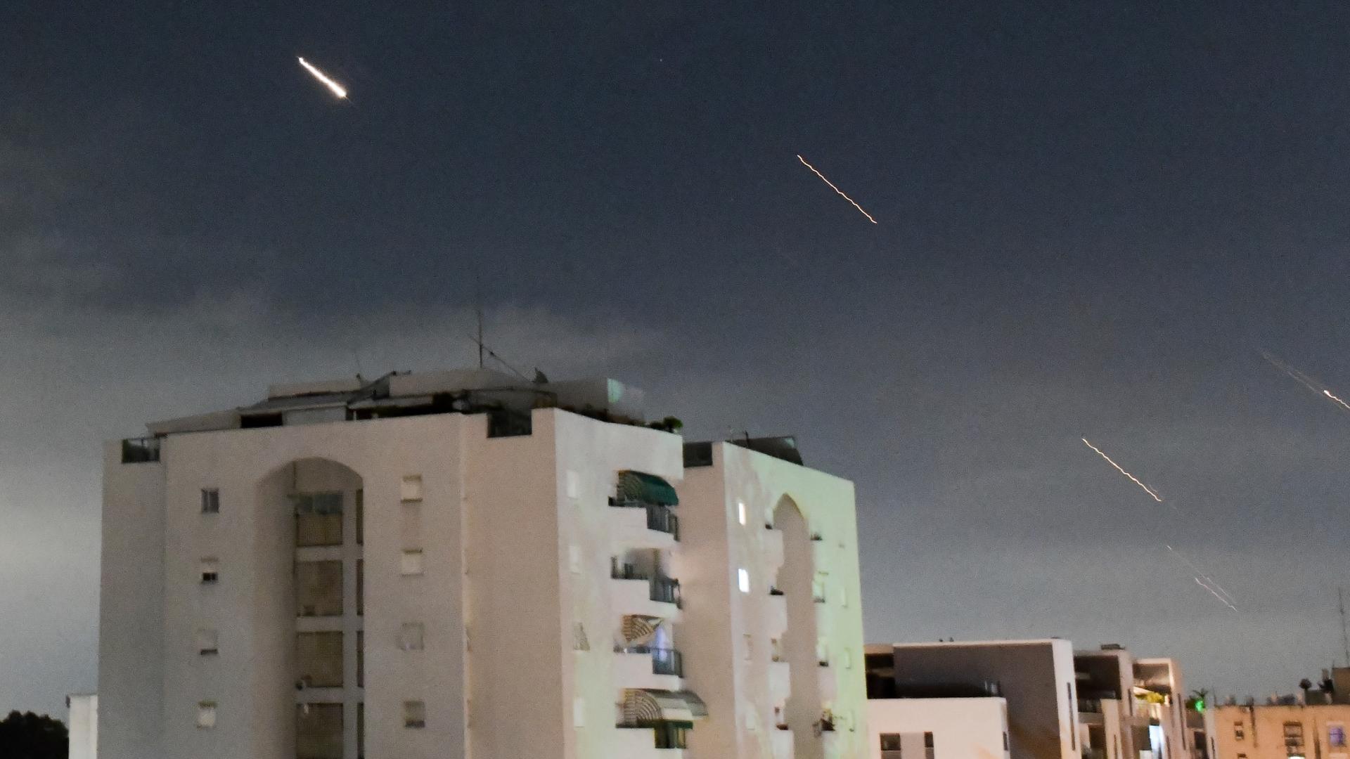 Israelische Abfang-Raketen am Himmel