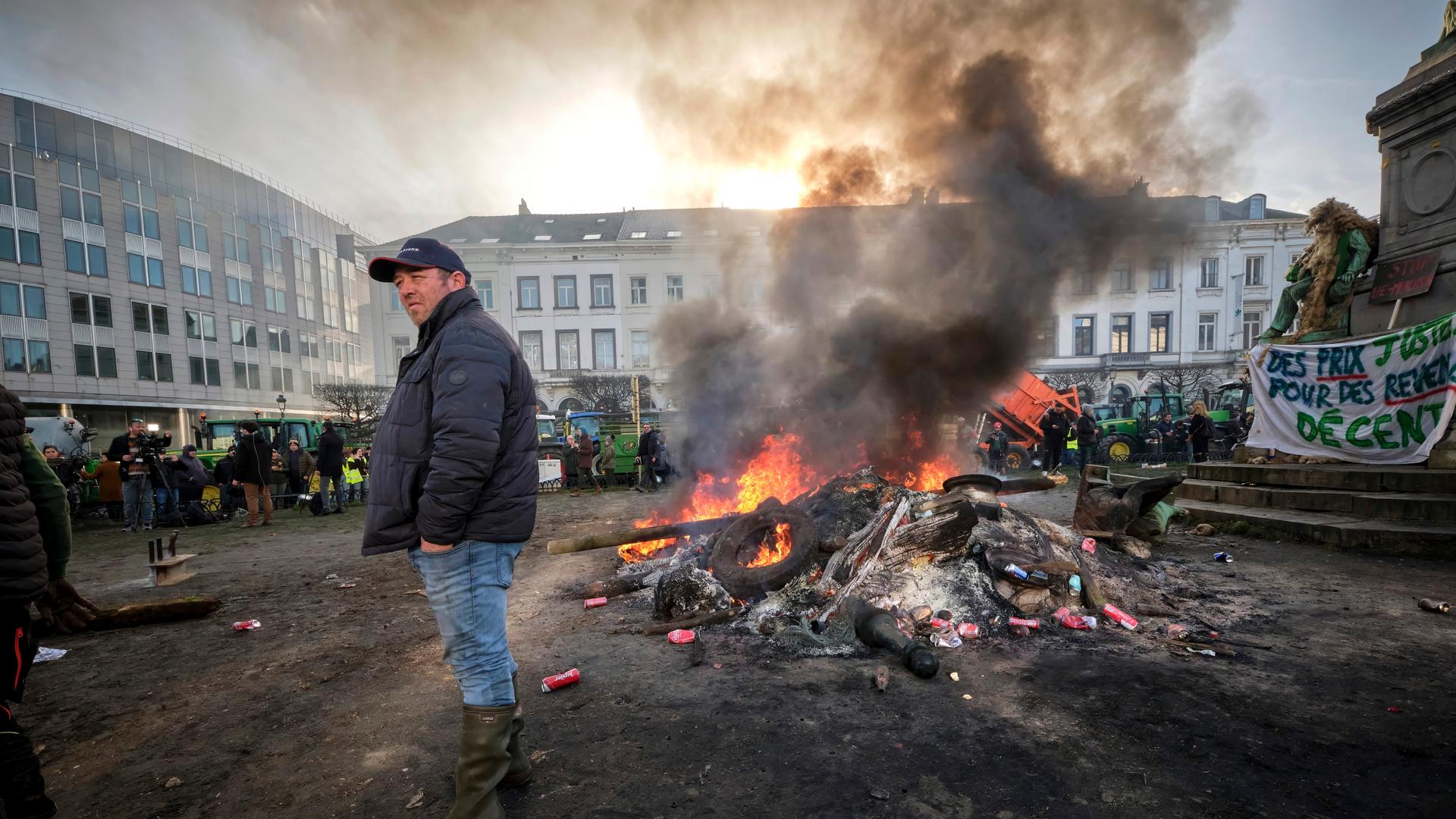 Einige Landwirte entzünden Feuer bei einer Protestaktion im Europaviertel in Brüssel, die von mehreren Landwirtschaftsgewerkschaften aus Belgien, aber auch aus anderen europäischen Ländern am Donnerstag, dem 1. Februar 2024 in Brüssel, Belgien, organisiert wurde.