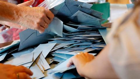 Mitarbeiter eines Wahllokals beginnen mit der Auszählung der Stimmzettel nach der zweiten Runde der Parlamentswahlen.