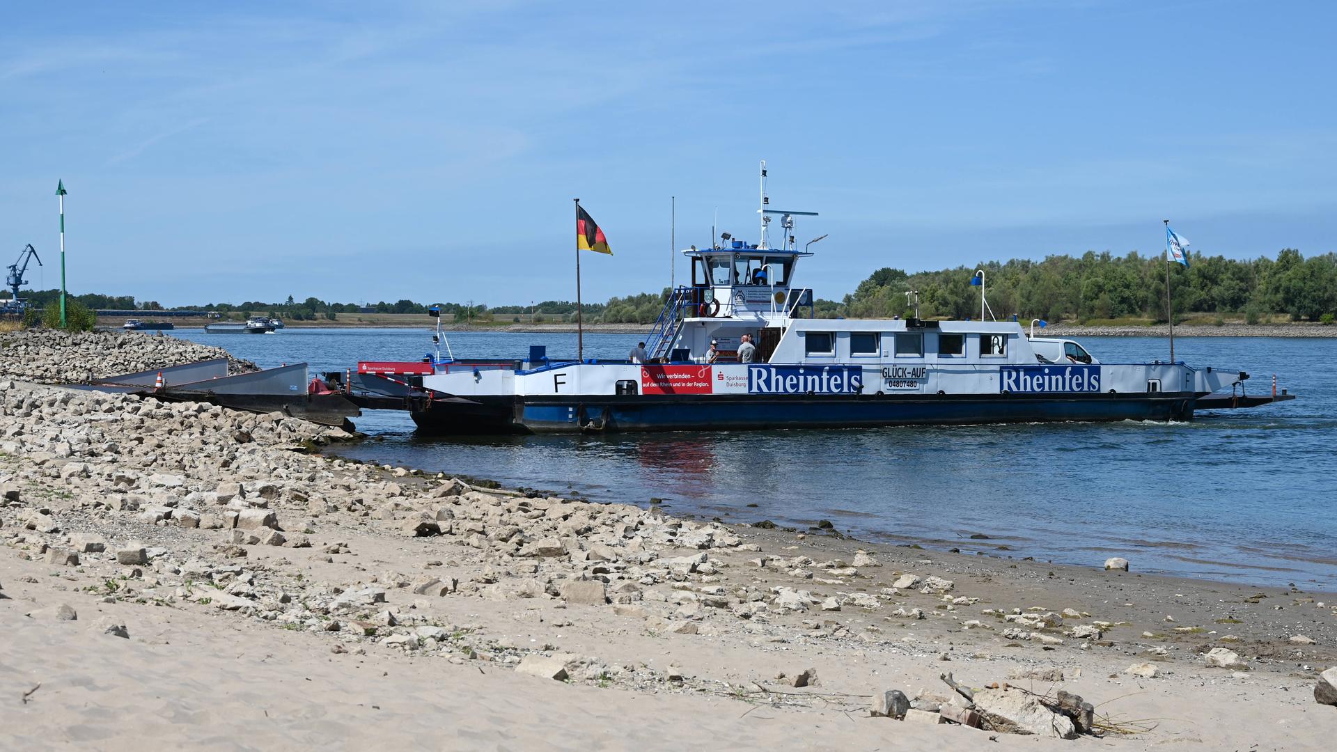 Die Rheinfaehre Walsum-Orsoy fährt in Niedrigwasser. Die Rheinfaehre Walsum-Orsoy fährt in Niedrigwasser.