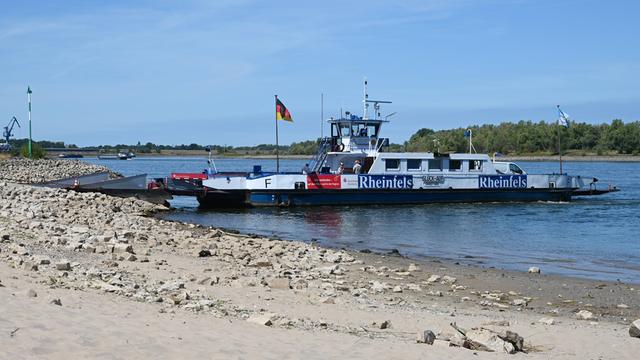 Die Rheinfaehre Walsum-Orsoy fährt in Niedrigwasser.