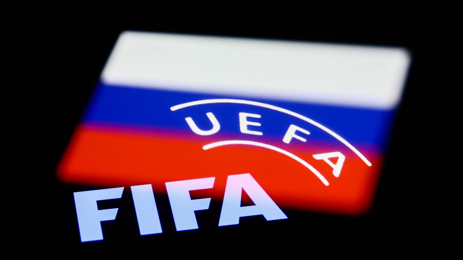 Das Bild zeigt die russische Flagge und auf ihr die Schriftzüge UEFA und FIFA.
