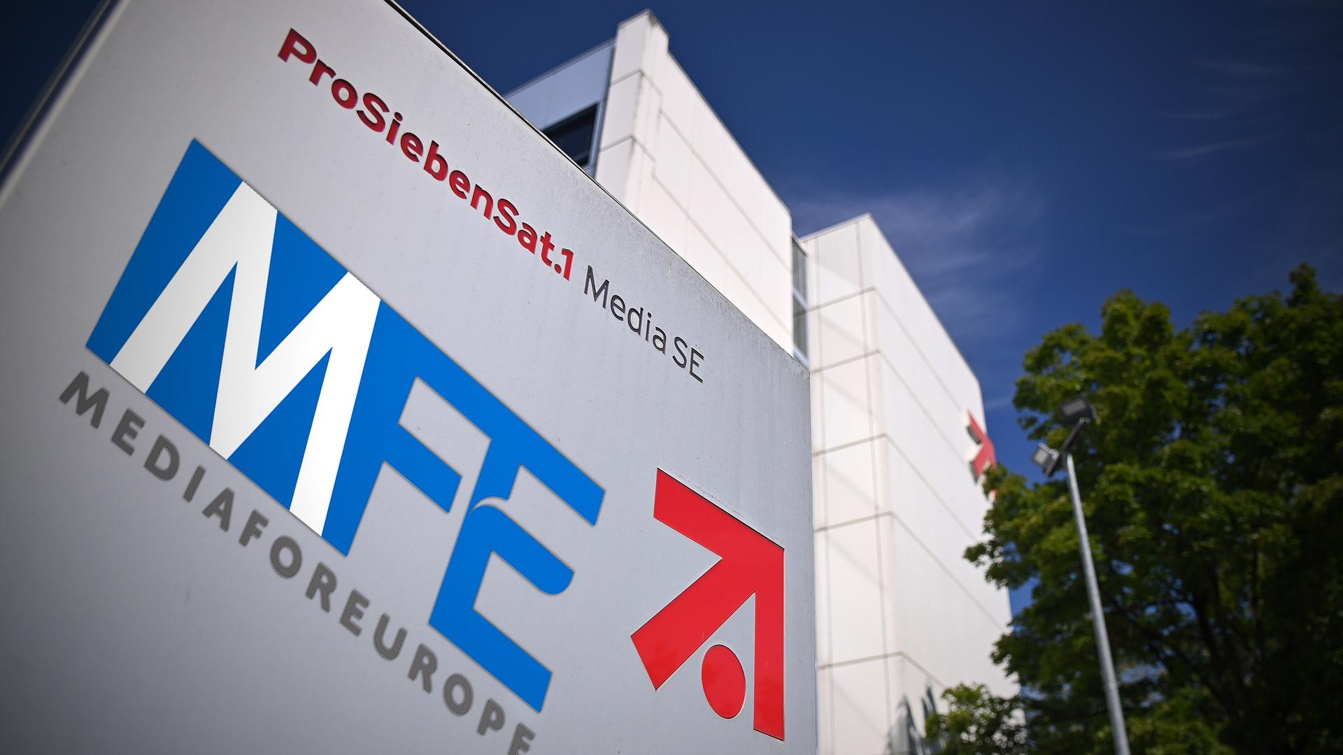 Ein Schild vor einem Gebäude mit den Namen ProSiebenSat.1 und Berlusconi-Gruppe Media for Europe (MFE) Ein Schild vor einem Gebäude mit den Namen ProSiebenSat.1 und Berlusconi-Gruppe Media for Europe (MFE)