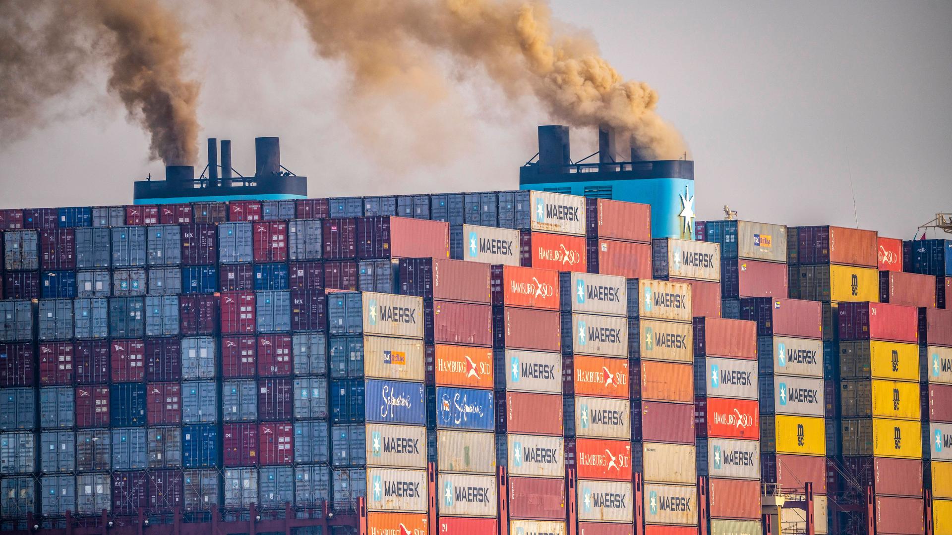 Rauchende Schornsteine auf einem dänischen Containerschiff von Maersk