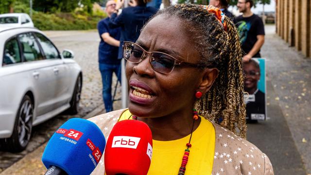 Adeline Abimnwi Awemo, CDU-Kandidatin für den Landtag Brandenburg, wird im Wahlkampf von einem Fernsehsender interviewt.