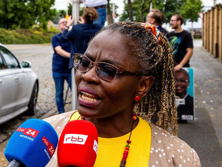 Adeline Abimnwi Awemo, CDU-Kandidatin für den Landtag Brandenburg, wird im Wahlkampf von einem Fernsehsender interviewt.