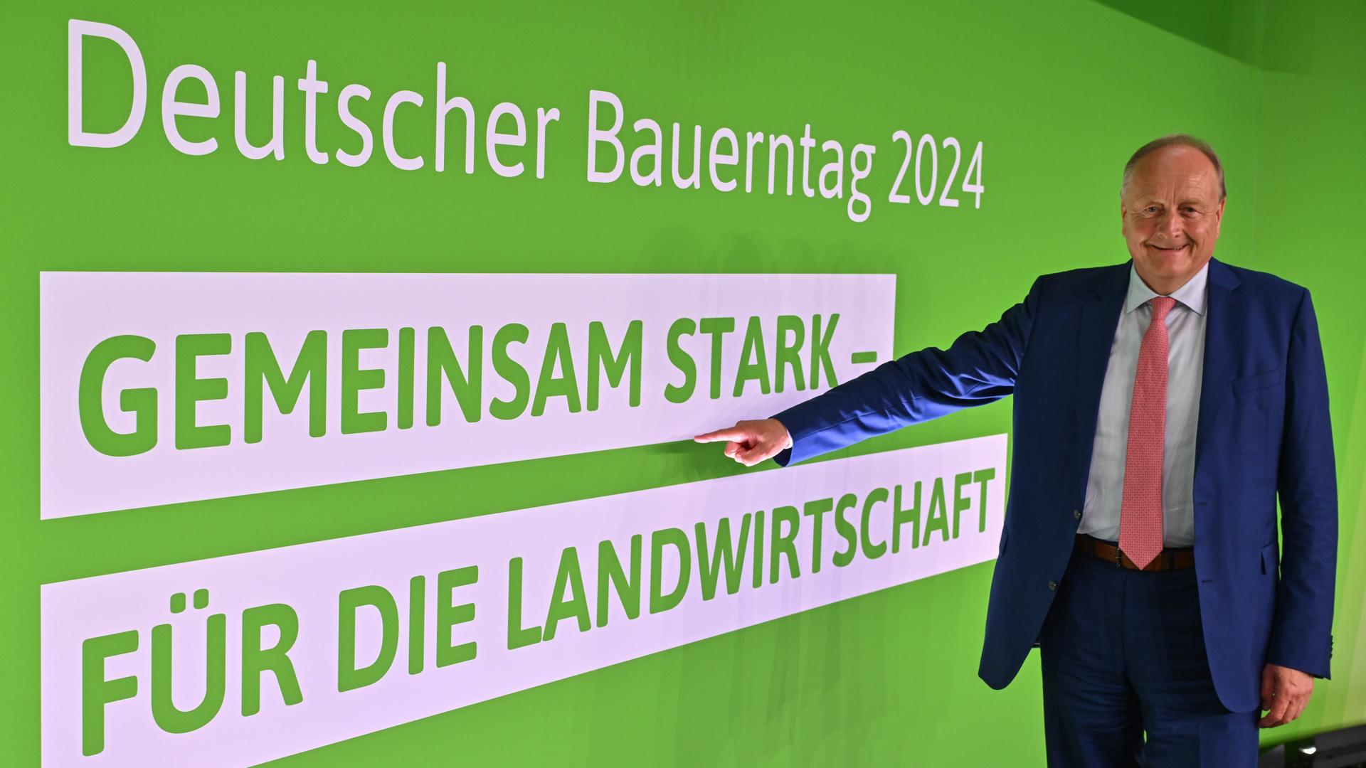 Brandenburg, Cottbus: Joachim Rukwied, Bauernpräsident, steht beim Deutschen Bauerntag neben dem Schriftzug "Gemeinsam Stark - für die Landwirtschaft". Brandenburg, Cottbus: Joachim Rukwied, Bauernpräsident, steht beim Deutschen Bauerntag neben dem Schriftzug "Gemeinsam Stark - für die Landwirtschaft".