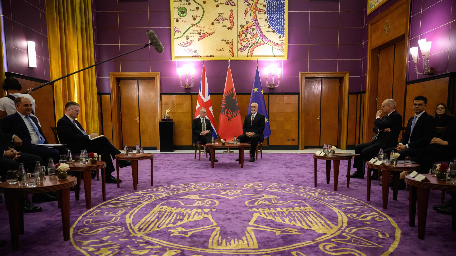 Großbritanniens Premierminister Keir Starmer sitzt links neben Albaniens Premierminister Edi Rama  in dessen Amtssitz in Tirana