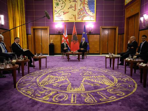 Großbritanniens Premierminister Keir Starmer sitzt links neben Albaniens Premierminister Edi Rama  in dessen Amtssitz in Tirana