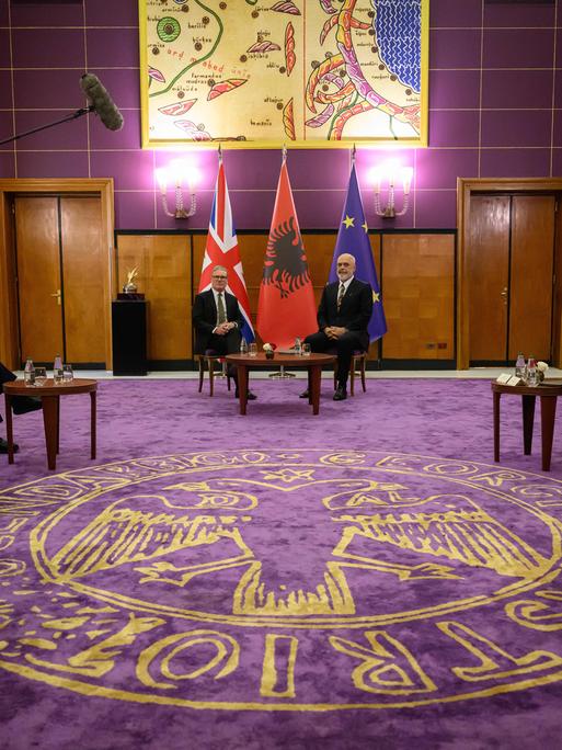 Großbritanniens Premierminister Keir Starmer sitzt links neben Albaniens Premierminister Edi Rama  in dessen Amtssitz in Tirana
