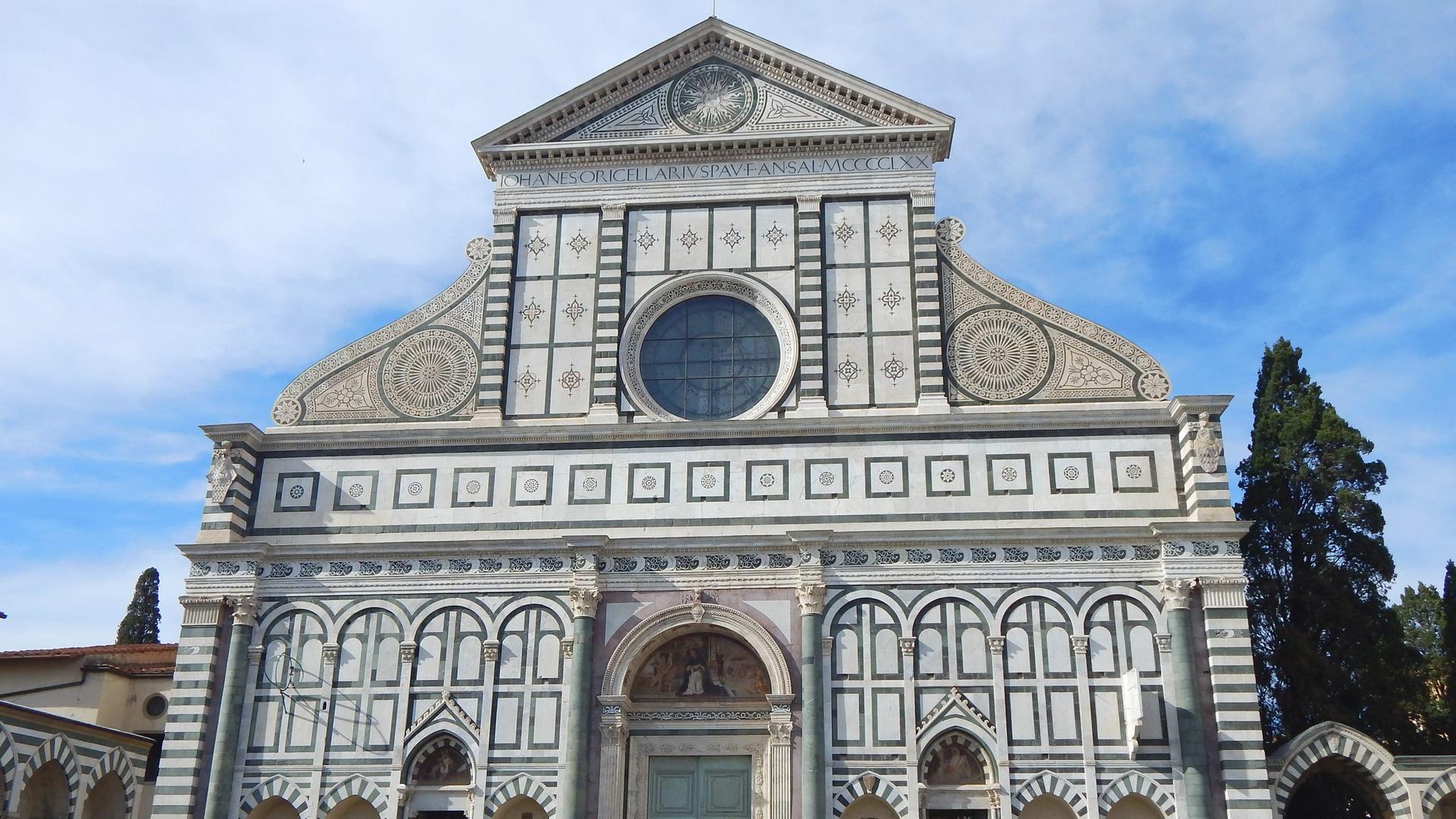 Die Klosterkirche Santa Maria Novella in Florenz: ist ein einzigartiges Beispiel gotischer Baukunst in Italien. Die schwarz-weisse Marmorfassade der Basilika wurde Mitte des 15 Jahrhunderts von Leon Battista Alberti geschaffen. Die Klosterkirche Santa Maria Novella in Florenz: ist ein einzigartiges Beispiel gotischer Baukunst in Italien. Die schwarz-weisse Marmorfassade der Basilika wurde Mitte des 15 Jahrhunderts von Leon Battista Alberti geschaffen.