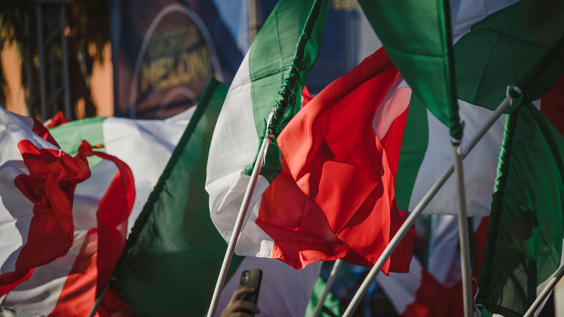 Viele italienische Flaggen werden geschwenkt.