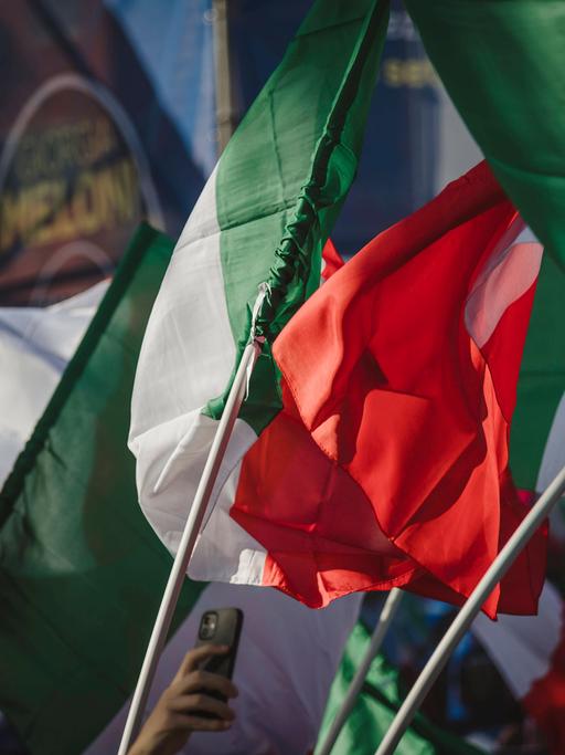 Viele italienische Flaggen werden geschwenkt.