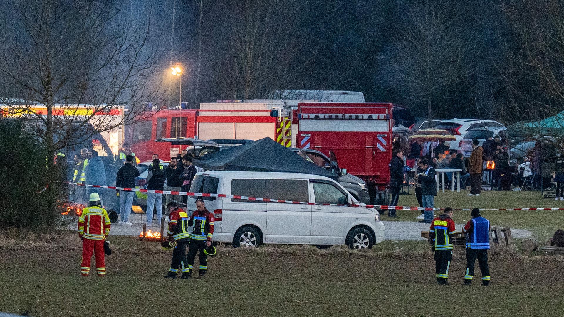 Polizei und Einsatzkräfte stehen nach einem Zwischenfall am Rand einer Feier unter freiem Himmel im oberpfälzischen Parsberg