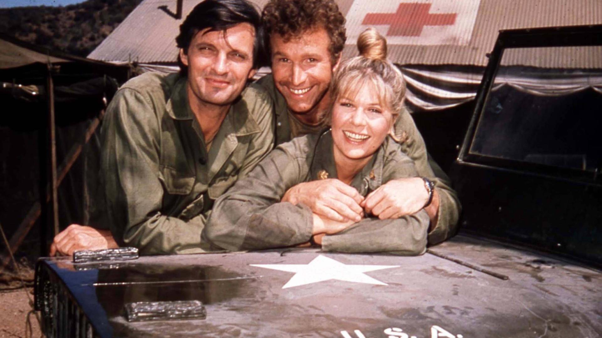 Loretta Swit als Major Margaret Houlihan mit Kollegen der Fernsehserie M.A.S.H.
