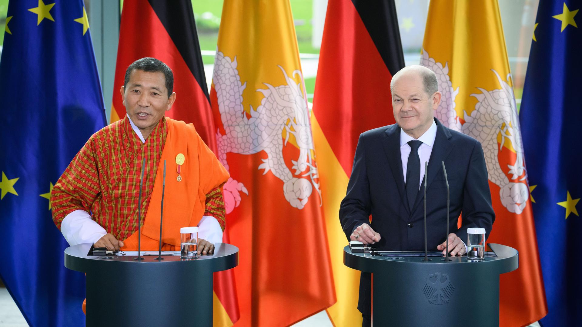 Berlin: Bundeskanzler Olaf Scholz (r) und Lotay Tshering, Premierminister des Königreichs Bhutan, äußern sich bei einer Pressekonferenz nach ihrem Gespräch im Bundeskanzleramt. Berlin: Bundeskanzler Olaf Scholz (r) und Lotay Tshering, Premierminister des Königreichs Bhutan, äußern sich bei einer Pressekonferenz nach ihrem Gespräch im Bundeskanzleramt.