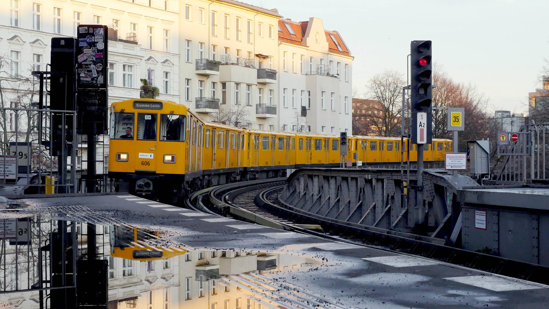 Die U-Bahnlinie U3 unterwegs nach Krumme Lanke. Die U-Bahnlinie U3 unterwegs nach Krumme Lanke.