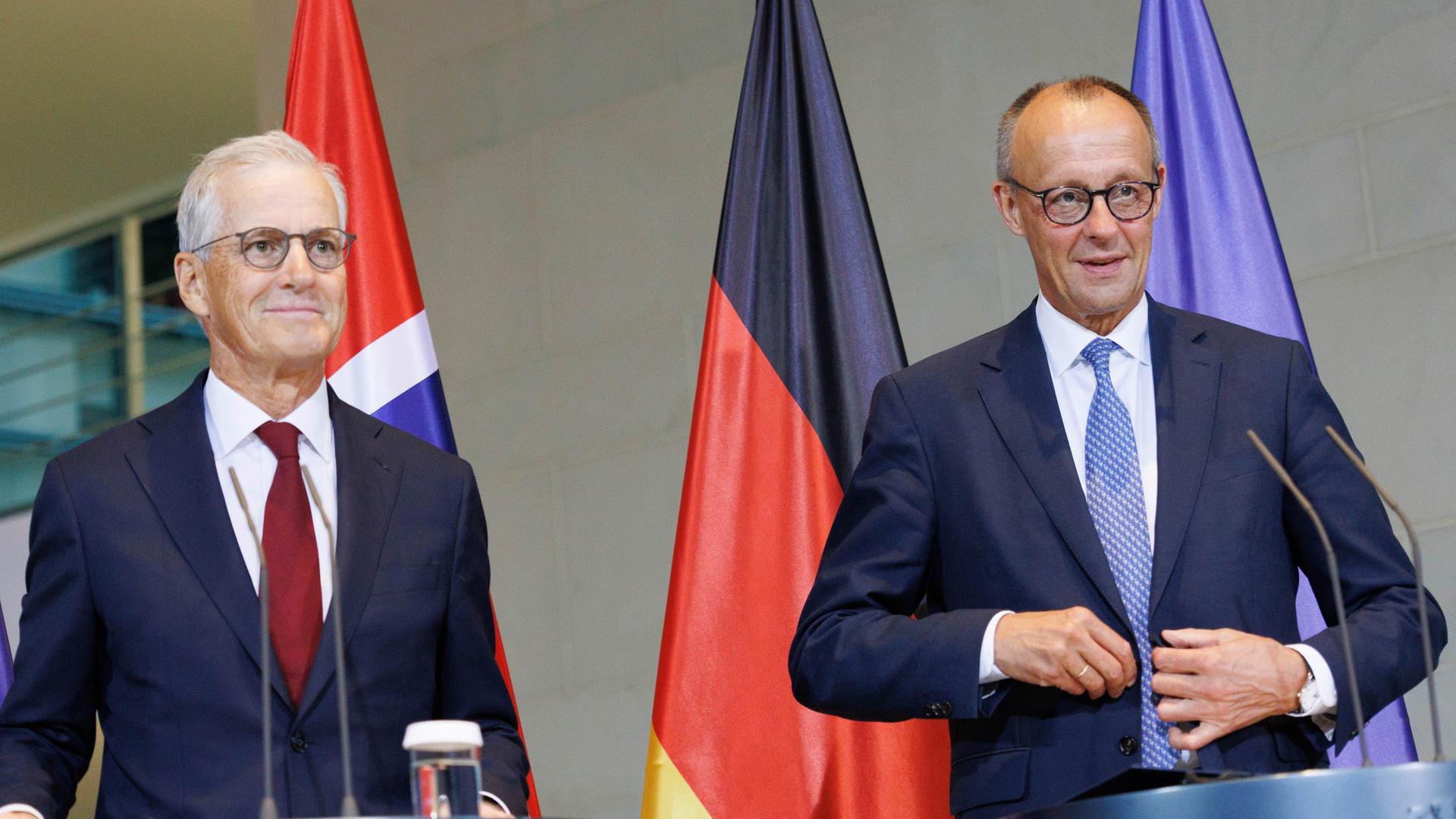 Bundeskanzler Friedrich Merz (rechts) und Jonas Gahr Store, Ministerpräsident des Königreichs Norwegen, geben im Bundeskanzleramt eine Pressekonferenz.