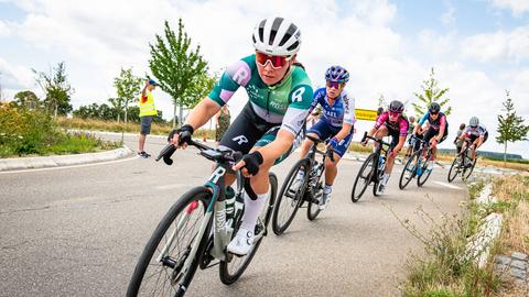 Svenja Betz vom Team Maxx-Solar Rose Women Racing führt beim Womens Cycling Grand Prix Stuttgart eine Gruppe von Radrennfahrerinnen an