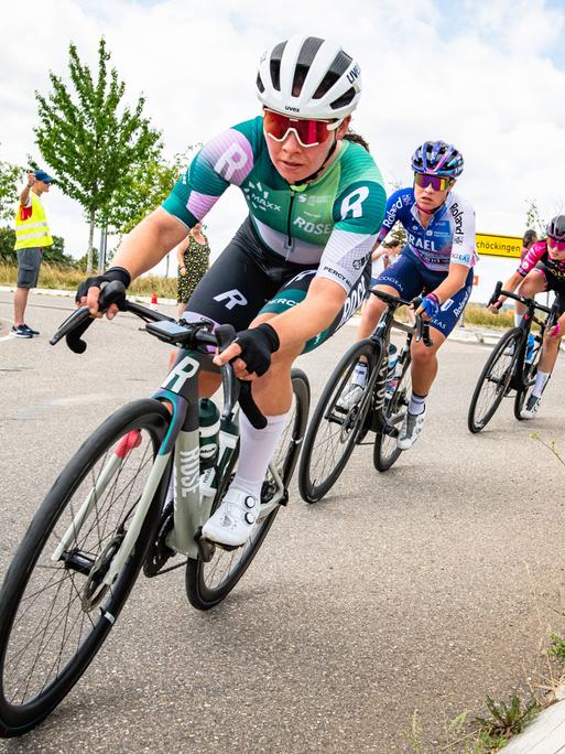 Svenja Betz vom Team Maxx-Solar Rose Women Racing führt beim Womens Cycling Grand Prix Stuttgart eine Gruppe von Radrennfahrerinnen an