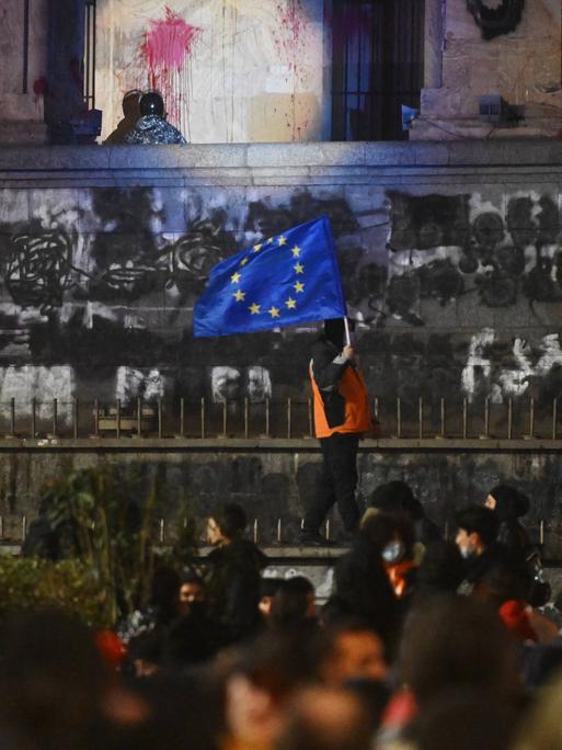 Ein Demonstrant schwenkt bei einer Demonstration in Tiflis die EU-Flagge