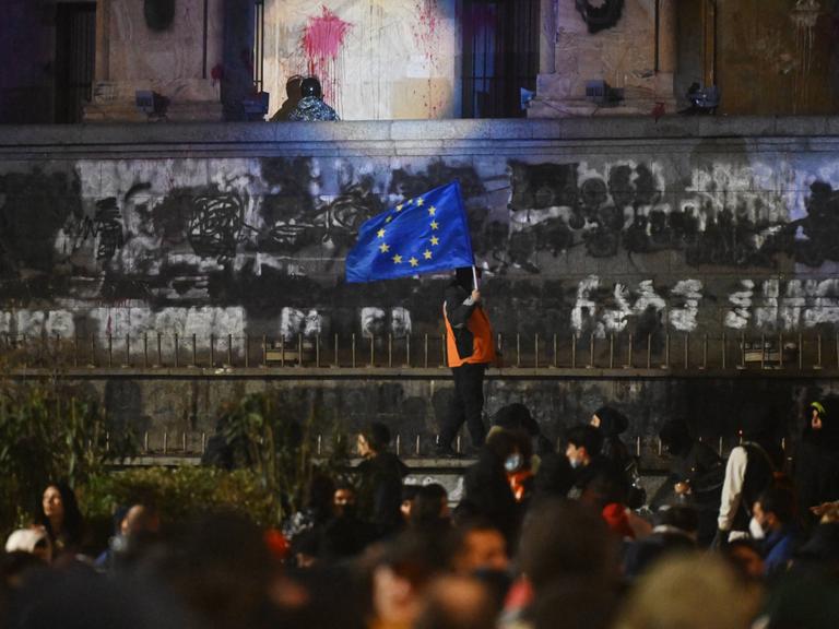 Ein Demonstrant schwenkt bei einer Demonstration in Tiflis die EU-Flagge