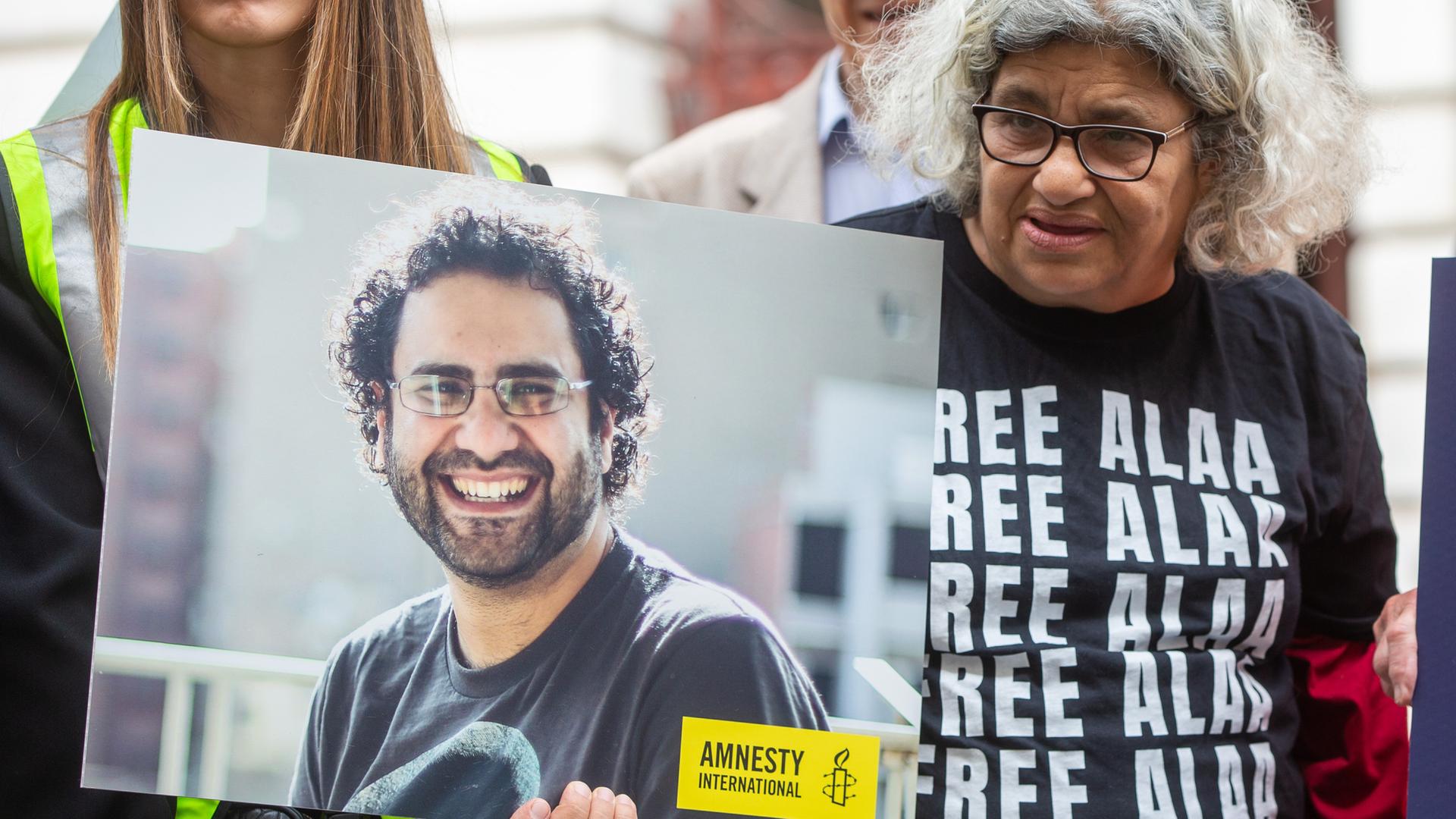 Die Mutter (r.) des inhaftierten british-ägyptischen Bloggers und Autors Alaa Abd el-Fattah protestiert im Juli 2023 gemeinsam mit Vertretern von Amnesty International vor dem Außenministerium in London, UK.