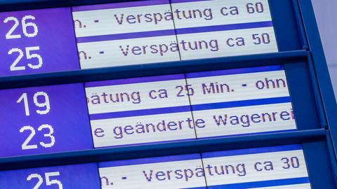 Anzeigetafel mit gelisteten Verspätungen bei der Bahn, München, 2023