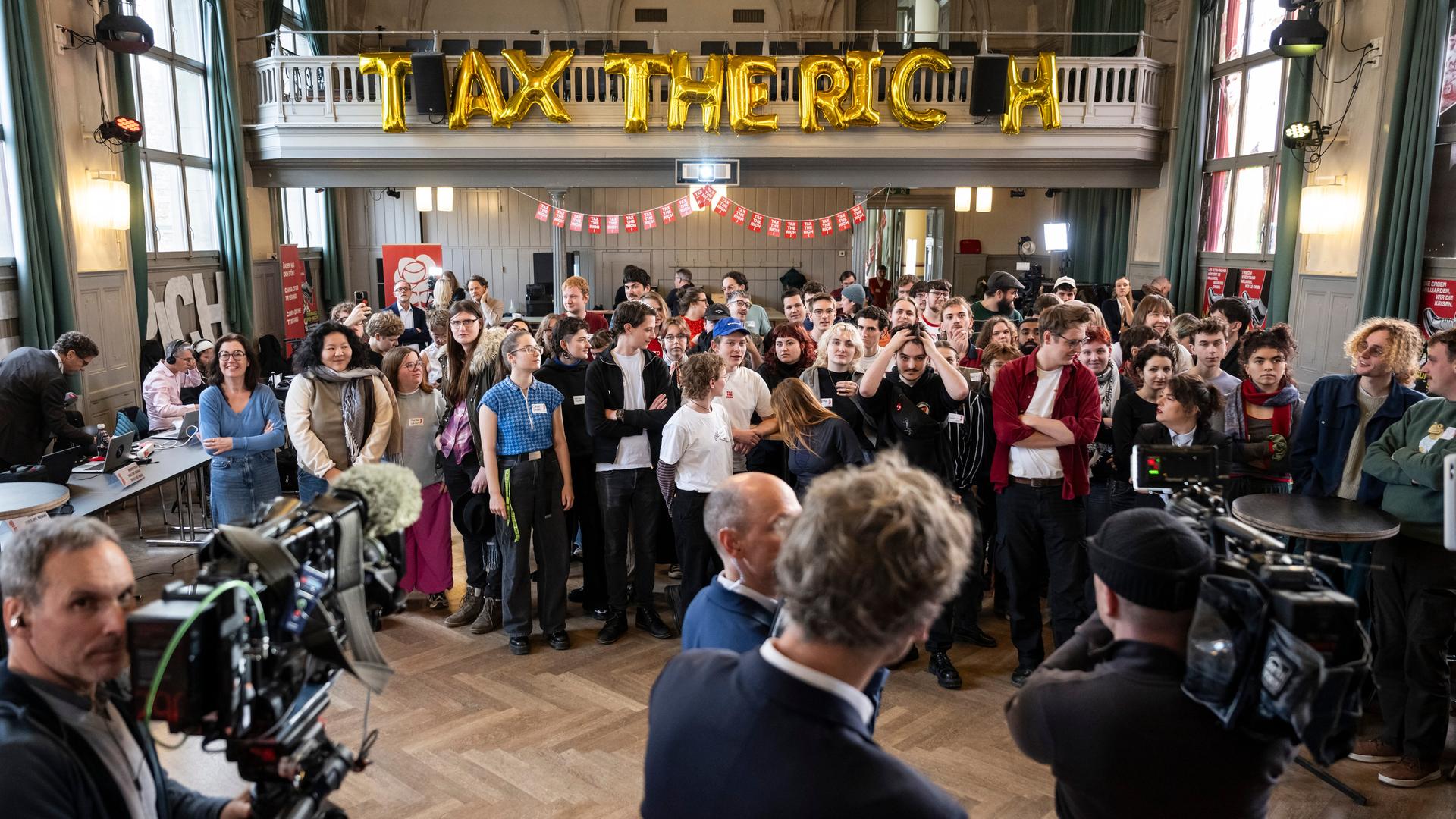 Das Foto aus Bern zeigt Aktivistinnen und Aktivisten der Schweizer Jusos am Tag der Volksabstimmung über eine Erbschaftssteuer für Reiche. Das Foto aus Bern zeigt Aktivistinnen und Aktivisten der Schweizer Jusos am Tag der Volksabstimmung über eine Erbschaftssteuer für Reiche.