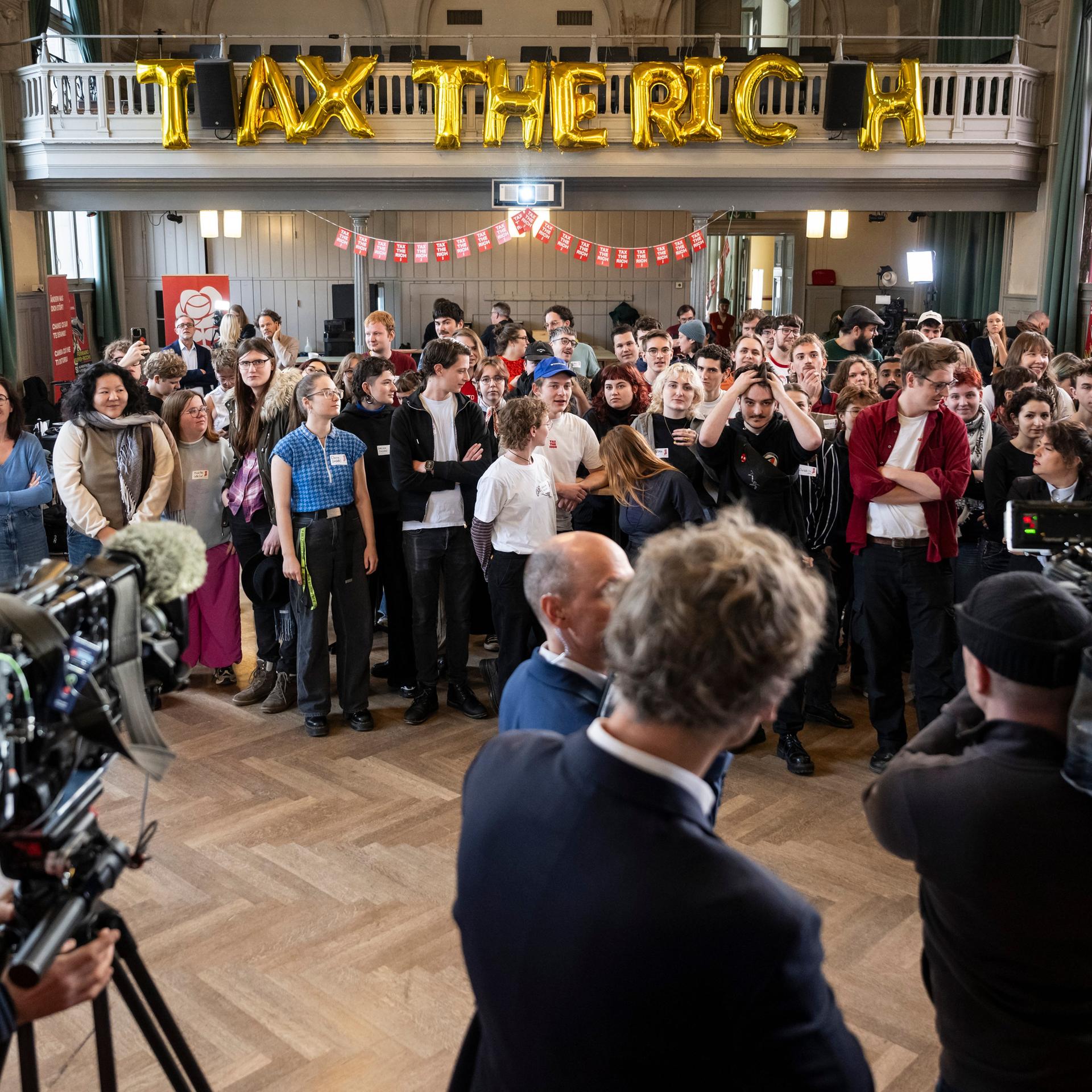 Das Foto aus Bern zeigt Aktivistinnen und Aktivisten der Schweizer Jusos am Tag der Volksabstimmung über eine Erbschaftssteuer für Reiche.