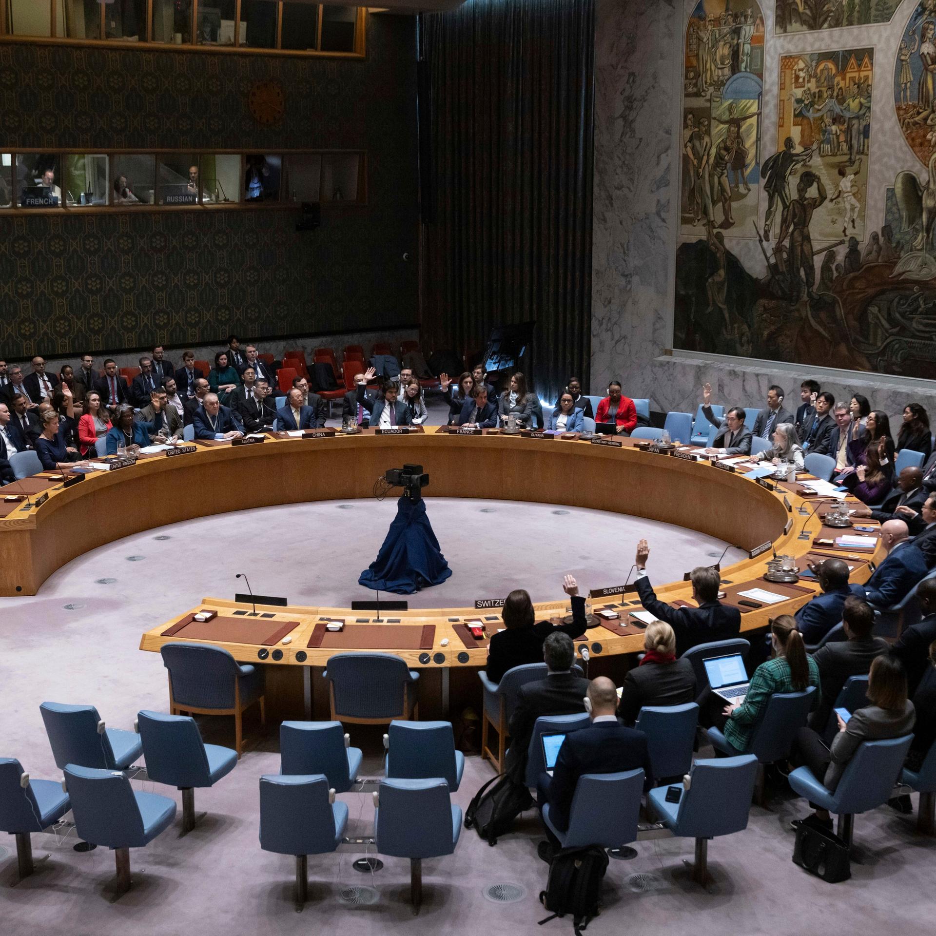 Vertreter der Mitgliedsländer stimmen während einer Sitzung des Sicherheitsrats im Hauptquartier der Vereinten Nationen ab.