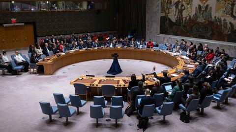 Vertreter der Mitgliedsländer stimmen während einer Sitzung des Sicherheitsrats im Hauptquartier der Vereinten Nationen ab.
