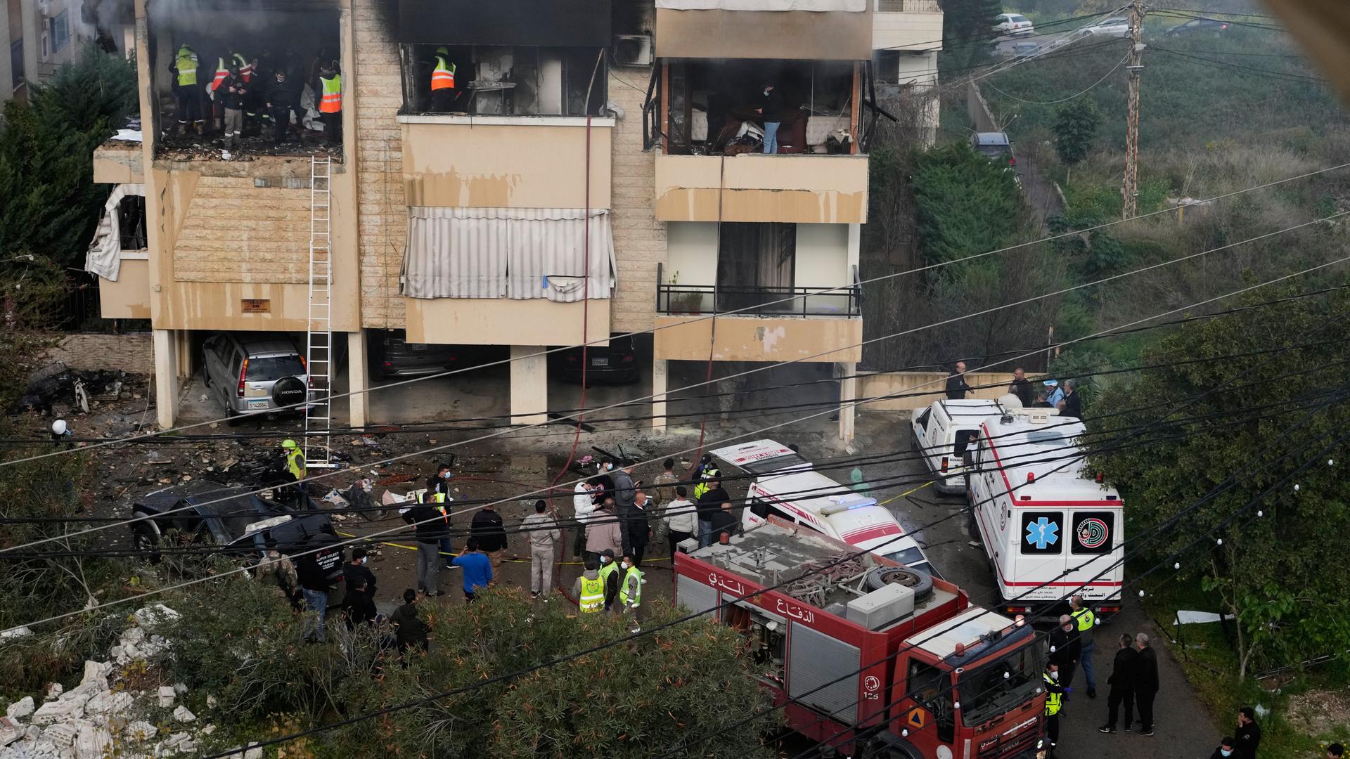 Rettungskräfte inspizieren im libanesischen Sidon eine Wohnung, die bei einem israelischen Luftangriff beschädigt wurde. 