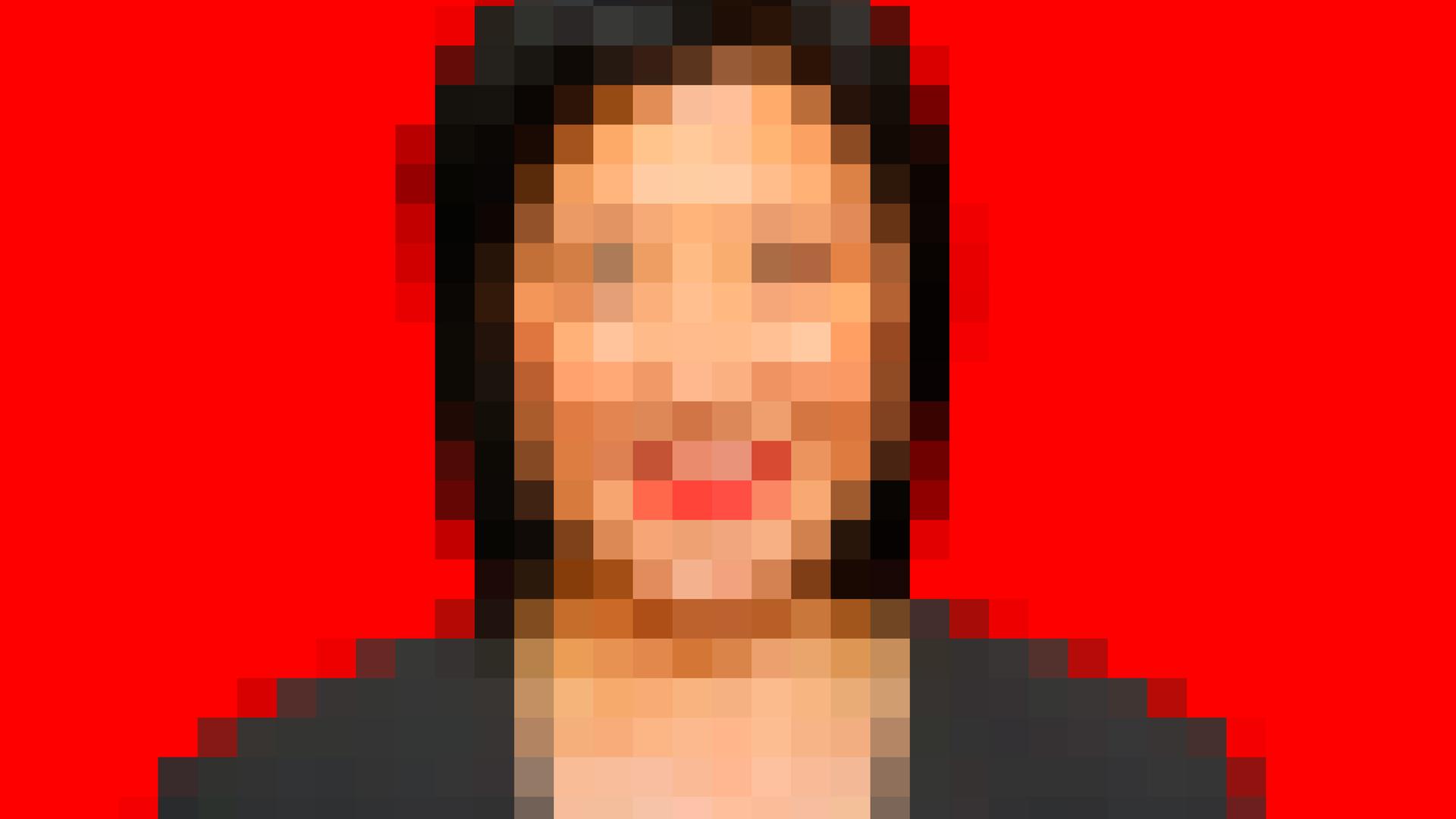 Ein verpixeltes Frauengesicht vor rotem Hintergrund.