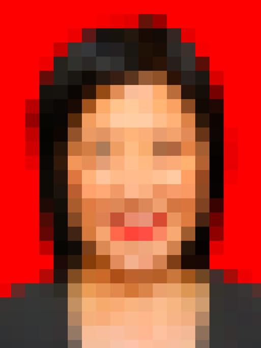 Ein verpixeltes Frauengesicht vor rotem Hintergrund.
