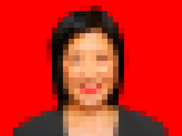 Ein verpixeltes Frauengesicht vor rotem Hintergrund.
