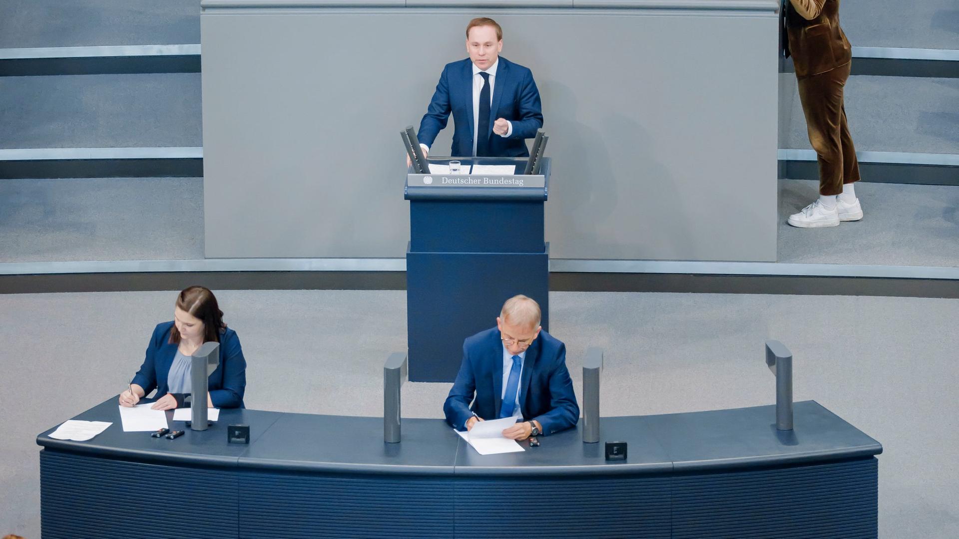 Während der 54. Sitzung des Deutschen Bundestages. Rede von Dr. Volker Ullrich, CDU/CSU, MDB, am Redepult.
Zwei Stenografen beglieten das Geschehen. Während der 54. Sitzung des Deutschen Bundestages. Rede von Dr. Volker Ullrich, CDU/CSU, MDB, am Redepult.
Zwei Stenografen beglieten das Geschehen.