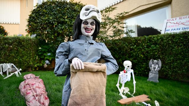 Gruselige Figuren auf einem Rasen vor einem Haus. Gruselige Figuren auf einem Rasen vor einem Haus.