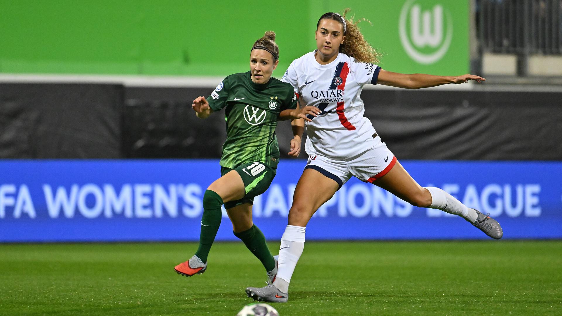 Zwei Fußballerinnen kämpfen um den Ball.