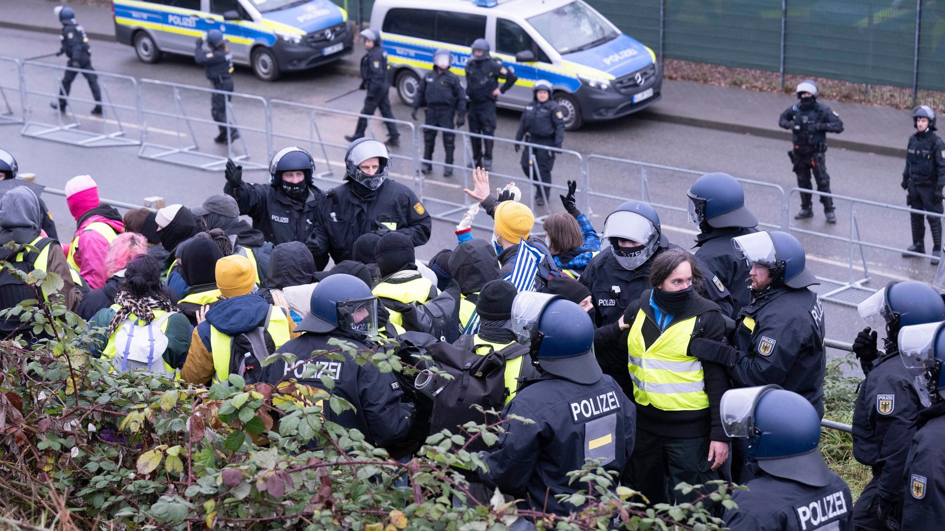 Das Foto zeigt Polizisten in Gießen, die eine Gruppe von Demonstranten umstellen.
