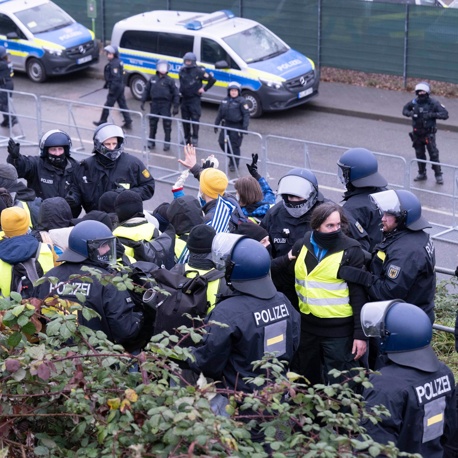 Das Foto zeigt Polizisten in Gießen, die eine Gruppe von Demonstranten umstellen.