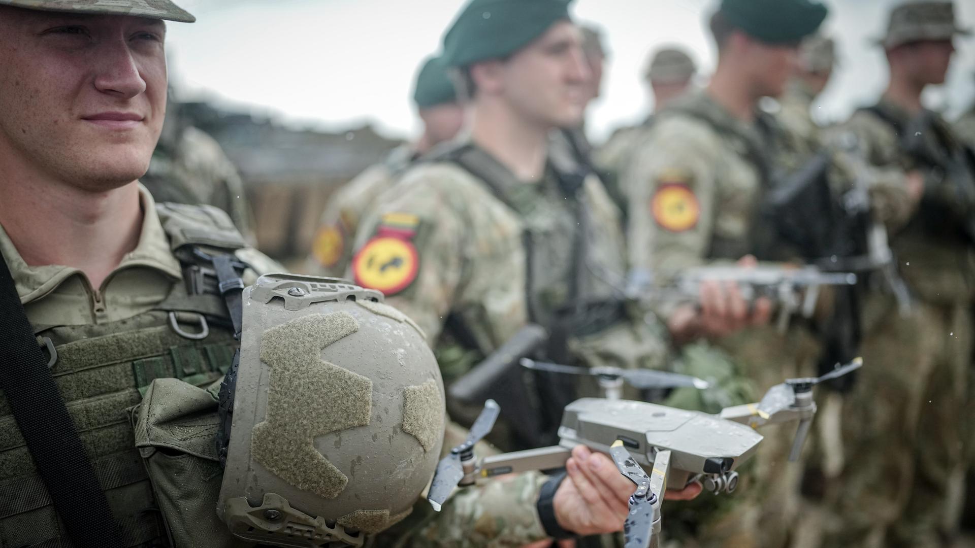 Soldaten der litauischen Armee halten Drohnen in den Händen