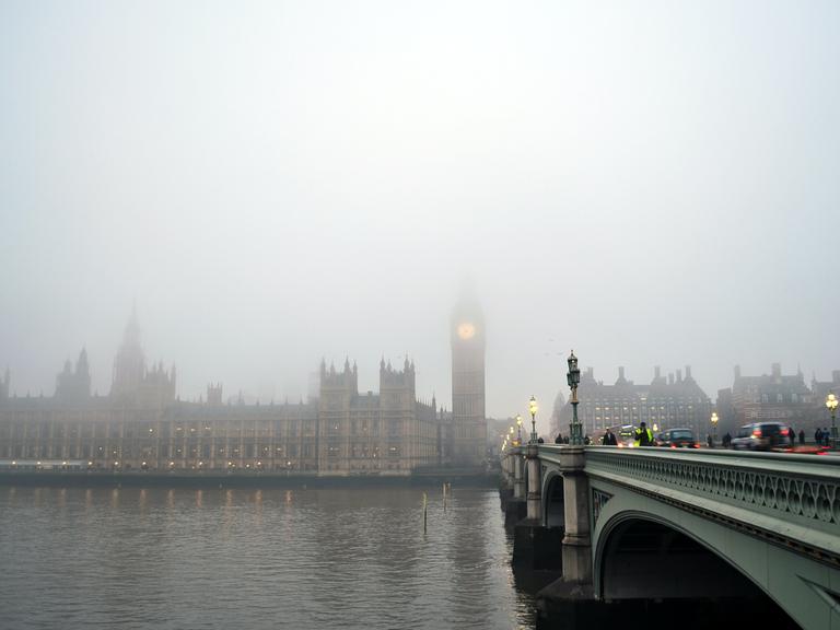 Blick über die Themse auf den Westminster Palace - die Stadt im Nebel