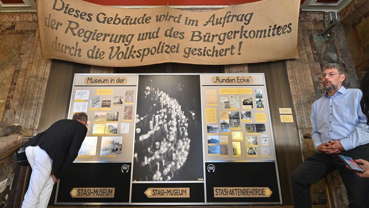 Leiter Tobias Hollitzer steht in der ehemaligen Bezirksverwaltung der Staatssicherheit Leipzig vor einer Informationstafel am Dittrichring, die sogenannte Runde Ecke, ein Gedenkstätte Museum.