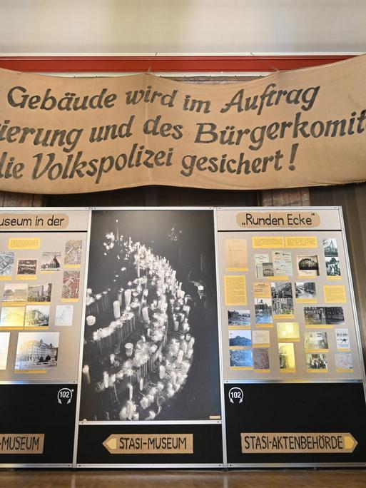 Leiter Tobias Hollitzer steht in der ehemaligen Bezirksverwaltung der Staatssicherheit Leipzig vor einer Informationstafel am Dittrichring, die sogenannte Runde Ecke, ein Gedenkstätte Museum.