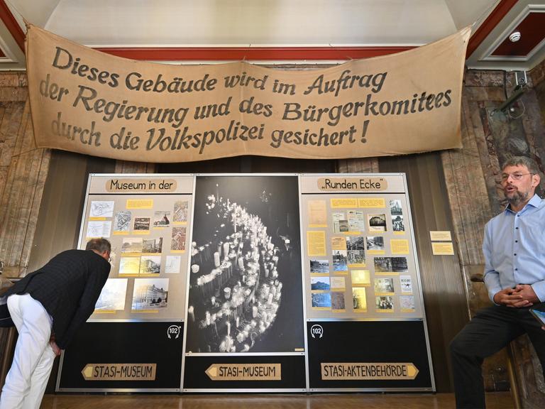 Leiter Tobias Hollitzer steht in der ehemaligen Bezirksverwaltung der Staatssicherheit Leipzig vor einer Informationstafel am Dittrichring, die sogenannte Runde Ecke, ein Gedenkstätte Museum.