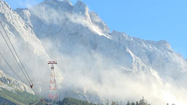 Eine große Staubwolke ist an der Zugspitze zu sehen, nachdem sich am Grenzkamm mehrere Kubikmeter Felsen gelöst haben.