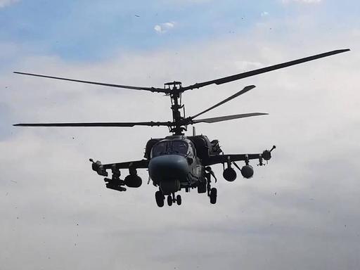 Ein vom russischen Verteidigungsministerium am 12.9.2025 veröffentlichtes Video-Standbild zeigt einen Kamow Ka-52 Kampfhubschauber, der am russisch-belarussischen Manöver Sapad 2025 teilnimmt.
