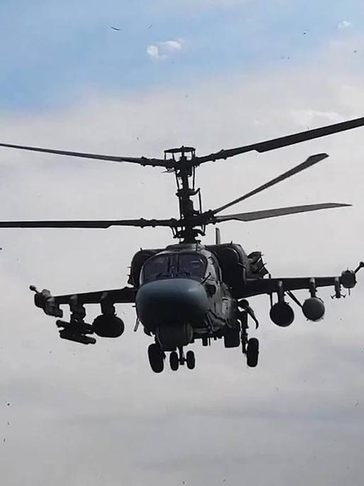 Ein vom russischen Verteidigungsministerium am 12.9.2025 veröffentlichtes Video-Standbild zeigt einen Kamow Ka-52 Kampfhubschauber, der am russisch-belarussischen Manöver Sapad 2025 teilnimmt.
